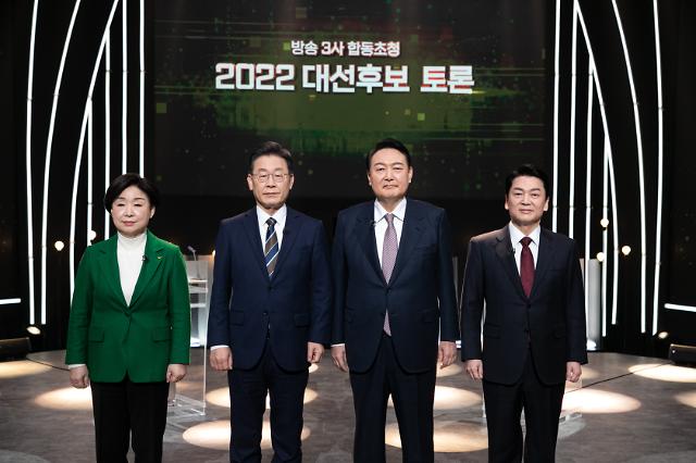지상파 방송 3사가 공동주최한 대선후보토론회가 열린 3일 서울 KBS 스튜디오에서 심상정 정의당 후보, 이재명 더불어민주당 후보, 국민의힘 윤석열 국민의힘 후보, 안철수 국민의당 후보(왼쪽부터)가 토론회 전 기념촬영을 하고 있다. /사진=국회사진기자단