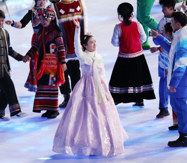 4일 2022 베이징 동계올림픽 개막식에서 댕기머리를 한 채 한복을 입은 소수민족 대표가 중국 국기를 전달하는 모습이 포착됐다. 사진 = 연합뉴스