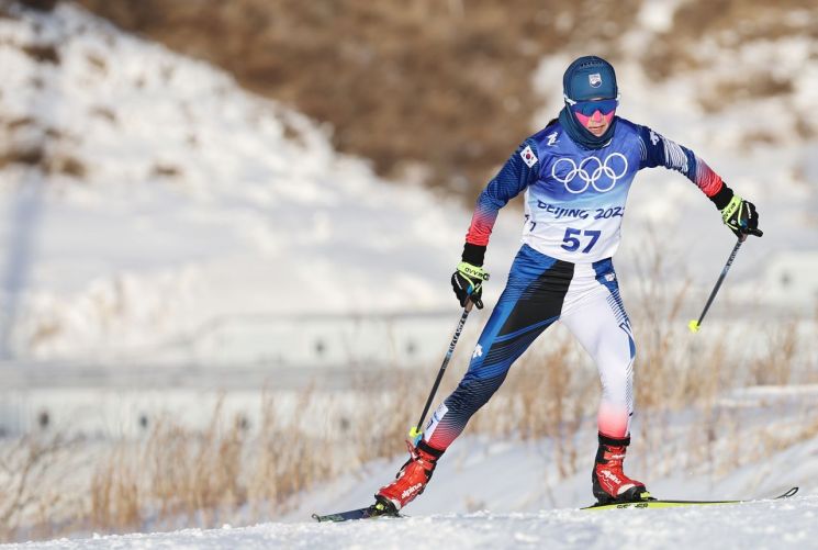 이채원이 5일 오후 중국 허베이성 장자커우 국립 크로스컨트리 스키 센터에서 열린 2022 베이징 동계올림픽 크로스컨트리 스키 여자 7.5km+7.5km 스키애슬론 경기에서 경사 코스를 오르고 있다. 사진 = 연합뉴스