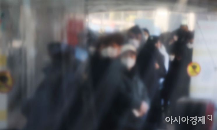 코로나19 오미크론 변이의 확산으로 연일 확진자가 가파르게 증가하는 6일 매서운 한파가 찾아온 휴일 아침시간임에도 불구하고 서울광장 선별진료소에 많은 시민들이 몰려 검사를 기다리고 있다./윤동주 기자 doso7@