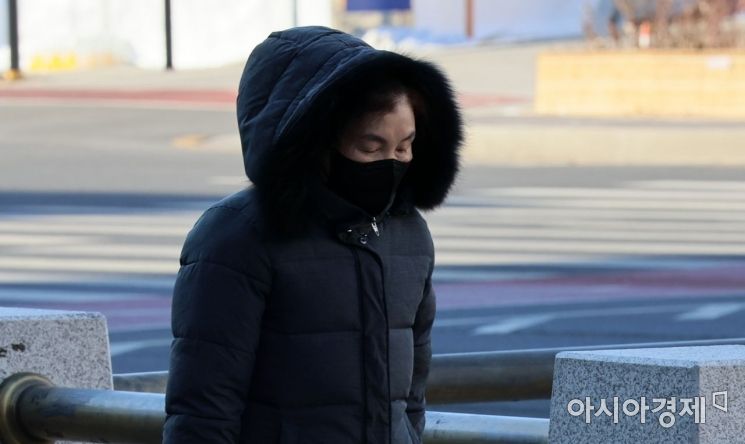 서울 아침 기온이 영 8.4도를 기록하는 등 연일 중부 내륙지역에 매서운 한파가 계속되고 있는 6일 서울 광화문 일대에 두툼한 겨울옷을 입은 시민들이 발걸음을 서두르고 있다./윤동주 기자 doso7@