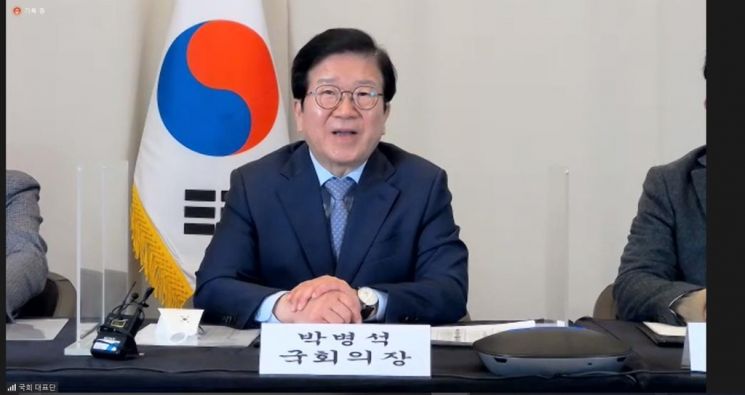 베이징동계올림픽 개회식 참석차 방중한 박병석 국회의장이 6일 베이징특파원단과 화상으로 간담회를 하고 있다.   [사진 제공= 연합뉴스]