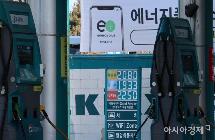 국제유가가 7년만에 최고치인 배럴당 90달러 수준까지 오르면서 국내 휘발유값이 25일 연속 오름세를 기록한 6일 서울 시내의 한 주유소 휘발유 가격이 2000원대를 기록하고 있다./윤동주 기자 doso7@