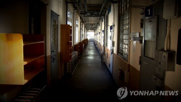 무기징역 살던 20대 살인범, 교도소서 또 살인…형량은 어떻게 될까?