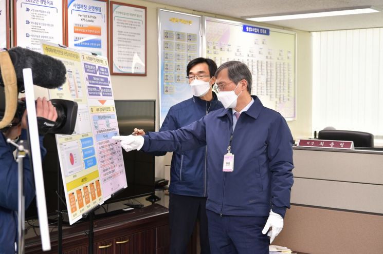 지난 3일 월성 원전 2호기를 찾은 정재훈 한국수력원자력 사장(오른쪽). [사진제공 = 한국수력원자력]
