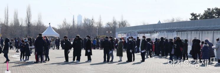코로나19 오미크론 변이 확산으로 연일 3만명 이상 신규확진자가 발생하며 이날 누적 확진자가 100만명을 넘어선 6일 서울 마포구 평화의 공원내에 설치된 임시 선별진료소에 코로나19 검사를 받기 위한 시민들이 긴 줄을 서고 있다./윤동주 기자 doso7@