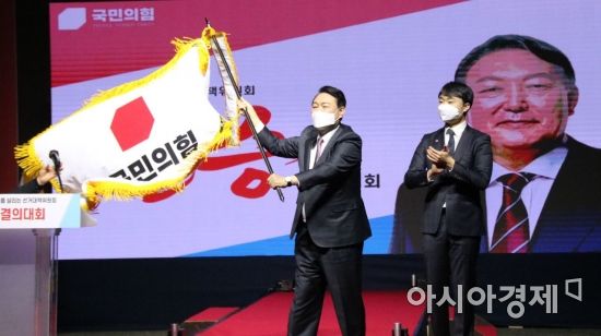 윤석열 국민의힘 대선후보가 6일 광주 김대중컨벤션센터에서 열린 '필승 결의대회'에 참석해 지지를 호소했다.