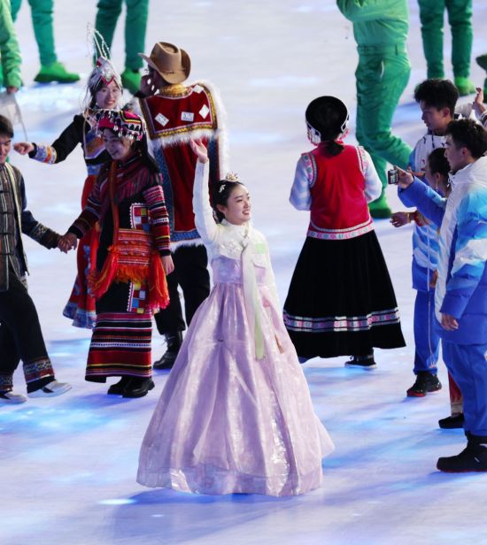 지난 4일(현지시간) 중국 베이징 국립경기장에서 열린 2022 베이징 동계올림픽 개회식에서 한복을 입은 한 공연자가 손을 흔들고 있다. / 사진=연합뉴스