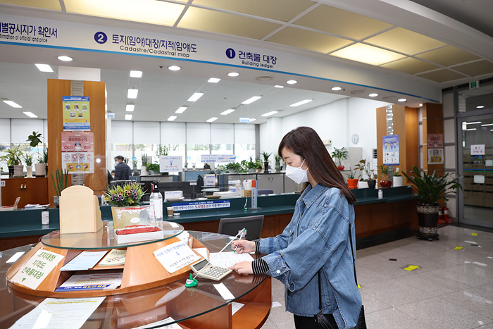 도봉구청 부동산정보과에 내방한 민원인이 부동산 관련 정보를 열람하고 있다.