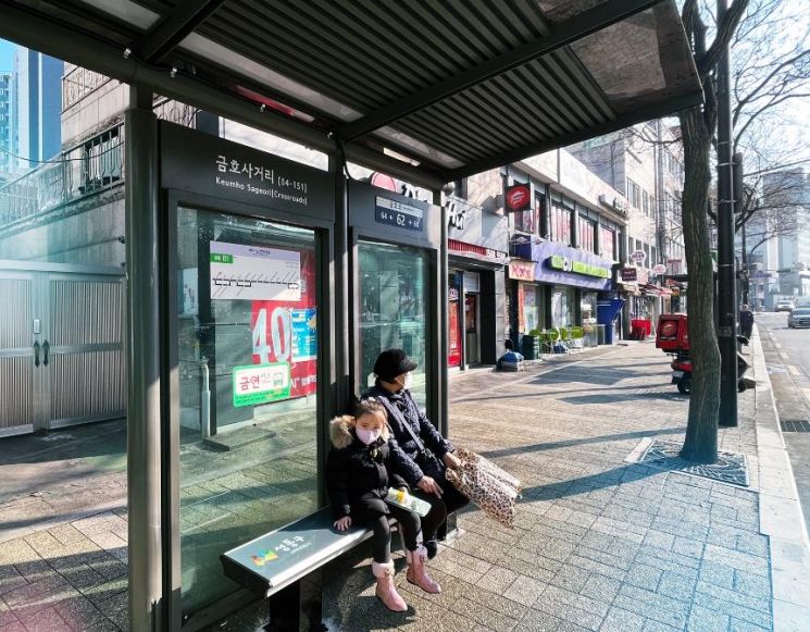 용산구, 한남오거리 보도육교 승강기 운행 시작...성동구, 버스정류장 17곳 온열의자 설치