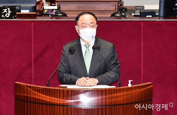홍남기 경제부총리가 7일 국회에서 열린 예산결산특별위원회 전체회의에 출석, 추가경정예산안에 관한 제안설명을 하고 있다./윤동주 기자 doso7@