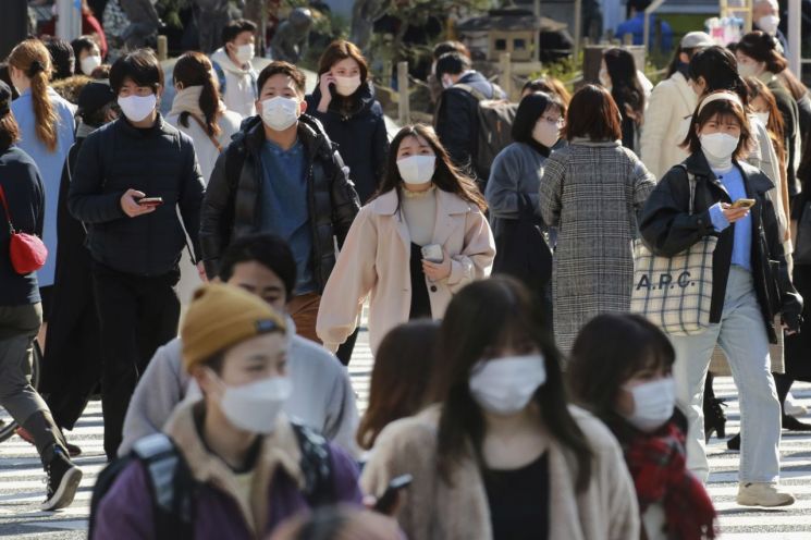 일본 수도 도쿄에서 마스크를 쓴 시민들이 길을 걷고 있다. [이미지출처=연합뉴스]