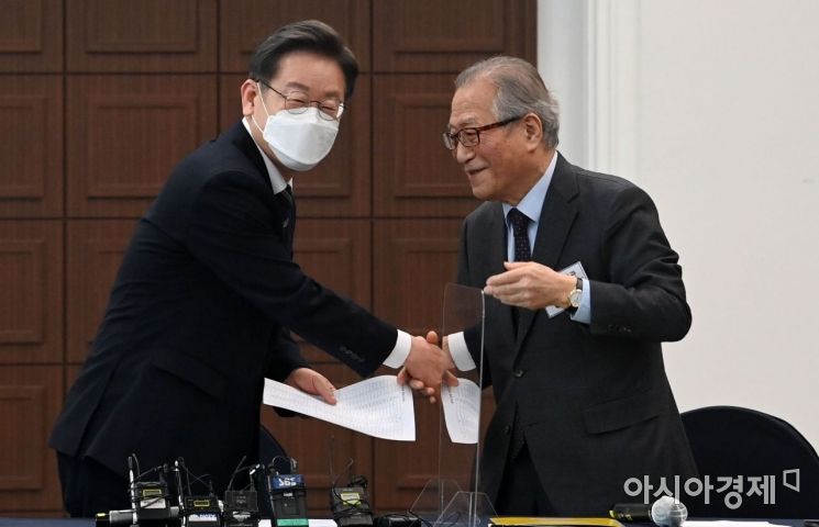 [포토] 전직 장·차관 지지 업은 이재명