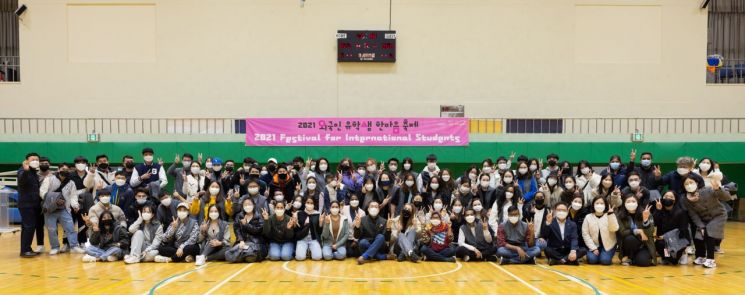 법무부가 진행하는 사회통합프로그램에 참여한 외국인 유학생.