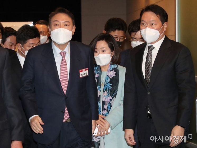 최태원 대한상의 회장이 7일 서울 중구 대한상공회의소에서 열린 대선후보 초청 특별강연에 윤석열 국민의힘 대선후보와 나란히 참석하고 있다./국회사진기자단