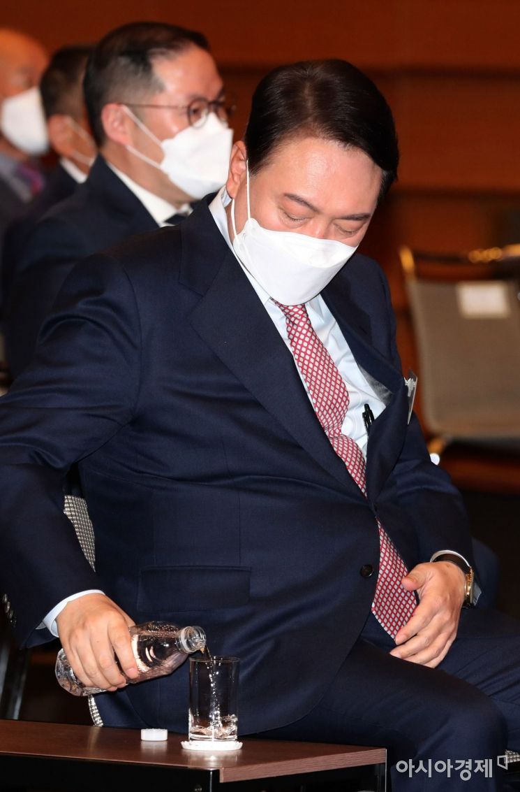 윤석열 국민의힘 대선 후보가 7일 서울 중구 대한상공회의소에서 열린 대선후보 초청 특별강연에 참석, 물을 마시기 위해 물을 따르고 있다./국회사진기자단