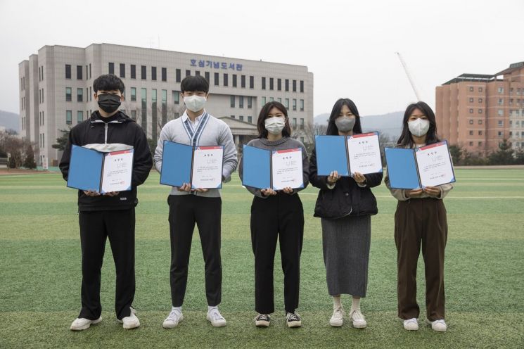 Students Bae Gi-han, Kim Hyun-woo, Choi Da-eun, Lee Mi-je, and Lee Han-saem (from left) who received the certificate of commendation awarded by the President of the Korea Productivity Center. Photo by Gwangju University
