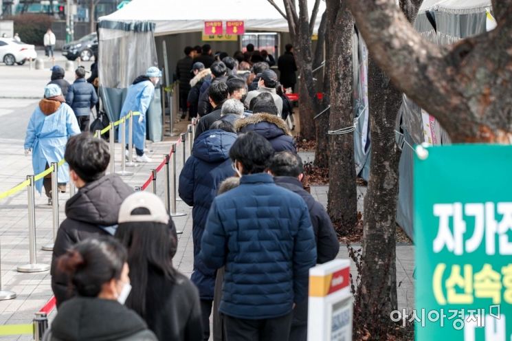 코로나19 신규 확진자가 35,286명 발생한 7일 서울시청광장에 마련된 임시선별검사소를 찾은 시민들이 검사를 받기 위해 대기하고 있다./강진형 기자aymsdream@