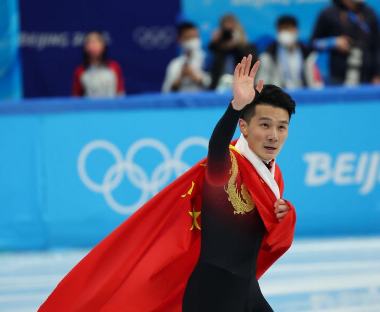 2022 베이징 동계올림픽 쇼트트랙 남자 1000m 종목에서 금메달을 차지한 중국의 쇼트트랙 선수 런쯔웨이. [사진=연합뉴스]