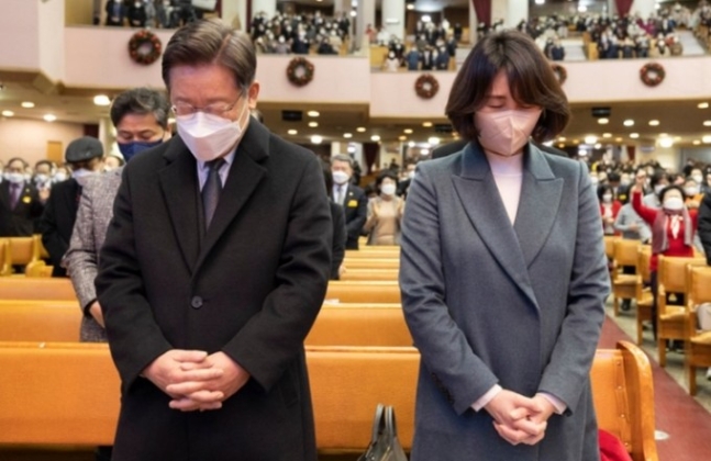 더불어민주당 이재명 대선 후보와 부인 김혜경 씨가 지난해 12월19일 오전 서울 여의도 순복음교회에서 열린 예배에 참석해 기도하고 있다. [더불어민주당]