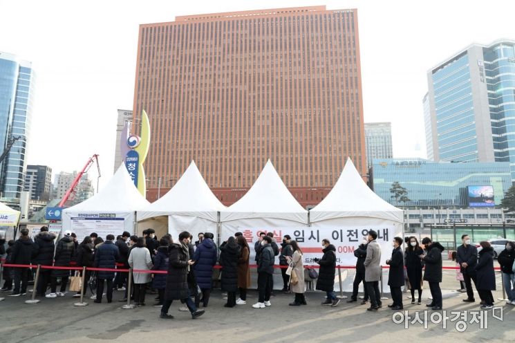 코로나19 신규 확진자가 나흘째 3만명대를 기록한 8일 서울역 앞 임시 선별검사소에서 시민들이 줄을 서고 있다. /문호남 기자 munonam@