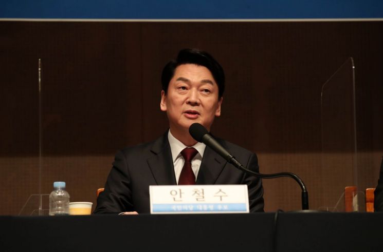 안철수 국민의당 대선 후보가 8일 서울 중구 프레스센터에서 열린 대통령 후보 초청 관훈토론회에서 발언하고 있다. [이미지출처=연합뉴스]
