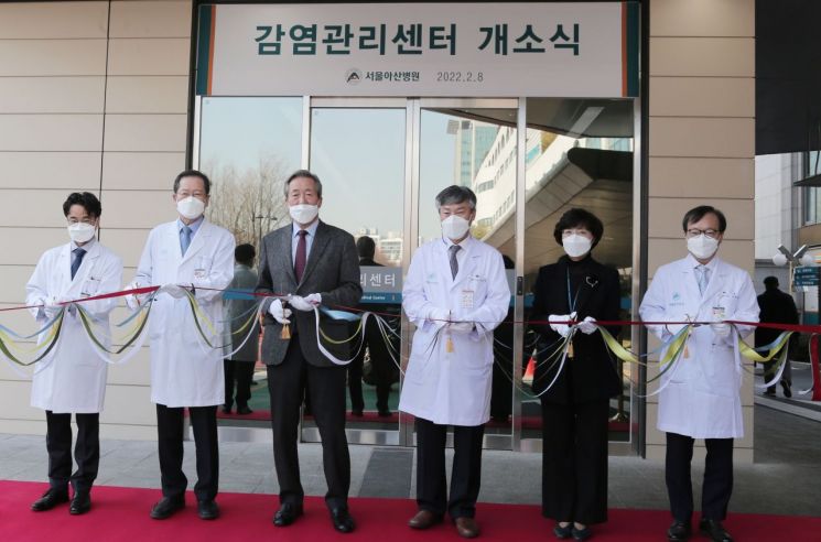 8일 서울아산병원 감염관리센터 개소식에서 정몽준 아산사회복지재단 이사장(왼쪽 3번째)과 박승일 서울아산병원장(왼쪽 4번째) 등 병원 관계자들이 개소를 기념하고 있다.