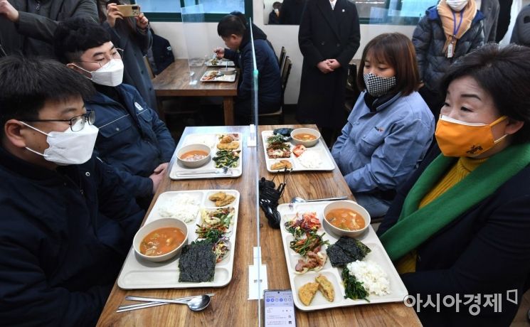 심상정 정의당 대선후보가 8일 경기도 안산시 단원구 유성식당에서 시화공단 작은공장 노동자들을 만나 식사하며 대화하고 있다./국회사진기자단