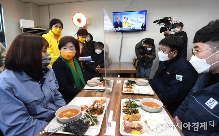 심상정 정의당 대선후보가 8일 경기도 안산시 단원구 유성식당에서 시화공단 작은공장 노동자들을 만나 식사하며 대화하고 있다./국회사진기자단