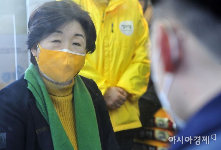 심상정 정의당 대선후보가 8일 경기도 안산시 단원구 유성식당에서 시화공단 작은공장 노동자들을 만나 식사하며 대화하고 있다./국회사진기자단