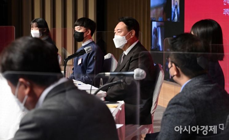 윤석열 국민의힘 대선 후보가 8일 서울 강남구 역삼동 한국과학기술회관 신관에서 열린 '과학기술이 대한민국의 미래를 바꿉니다' 정책토론회에 참석, 발언을 하고 있다./국회사진기자단
