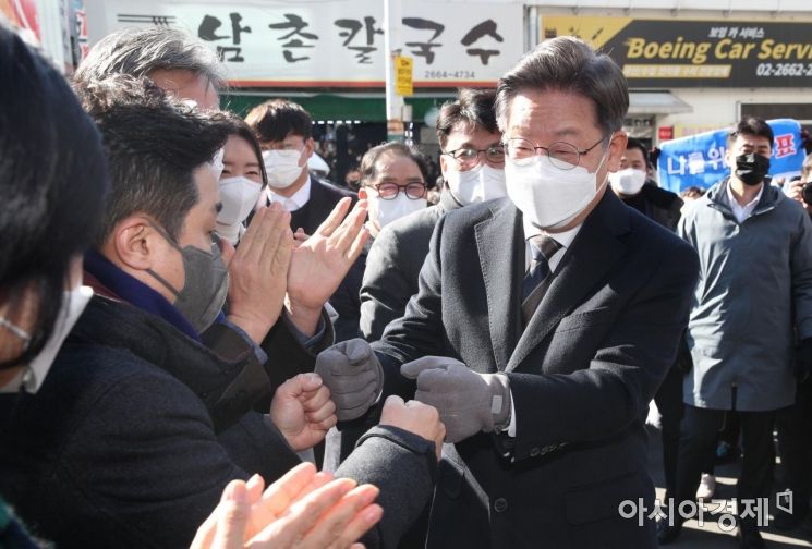 [포토] 방신재래시장 찾은 이재명, 환호하는 시민들