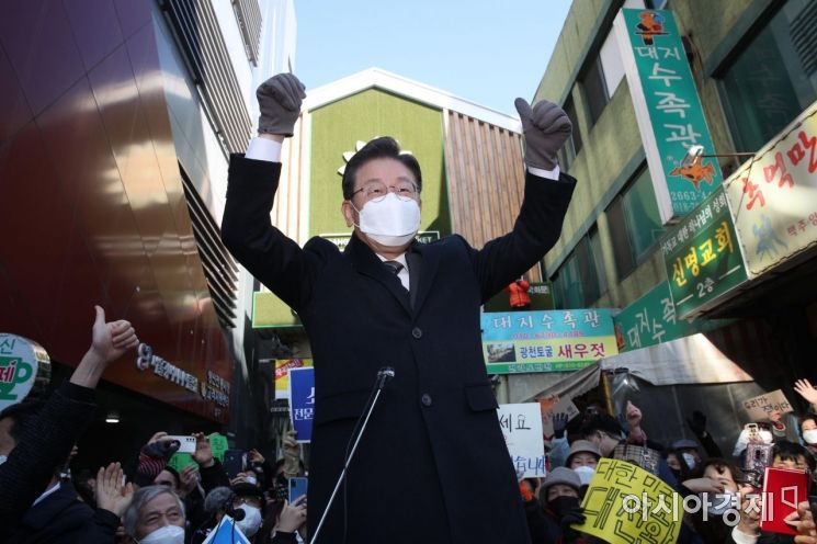 [포토] 방신재래시장 찾은 이재명, 환호하는 시민들