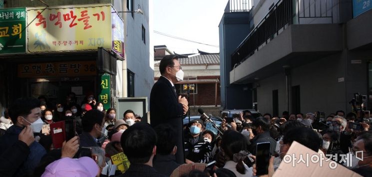 [포토] 방신재래시장 찾은 이재명, 환호하는 시민들