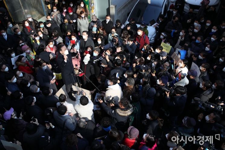 [포토] 방신재래시장 찾은 이재명, 환호하는 시민들