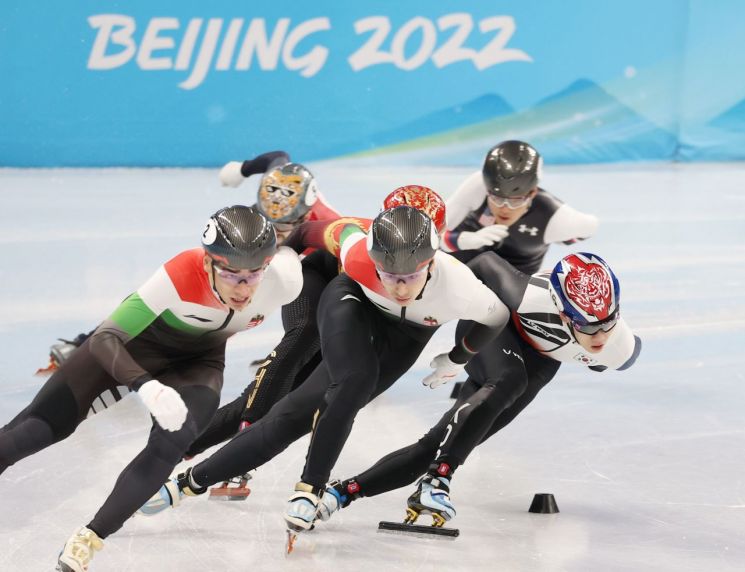 한국 쇼트트랙 대표팀 이준서가 2022 베이징 동계올림픽 개막 사흘째인 7일 오후 중국 베이징 캐피탈 실내 경기장에서 열린 쇼트트랙 남자 1000m 준결승 경기에서 역주하고 있다. [이미지출처=연합뉴스]