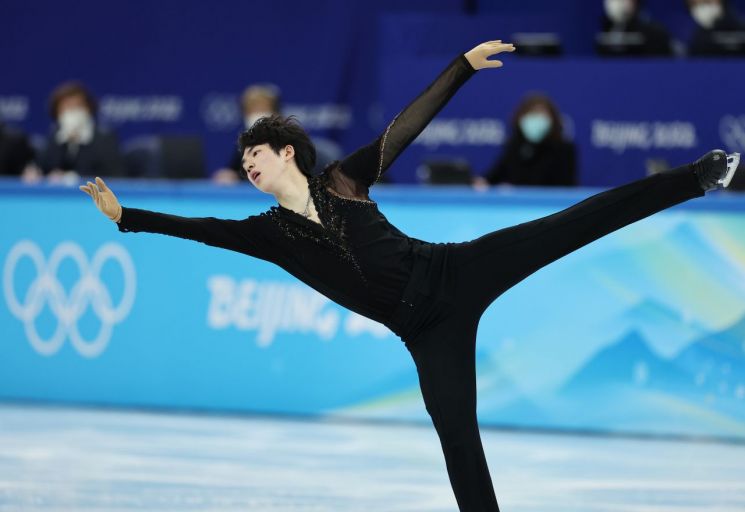 차준환이 8일 오전 중국 베이징 캐피탈 실내 경기장에서 열린 2022 베이징 동계올림픽 피겨스케이팅 남자 싱글 쇼트 프로그램 경기에서  이터널 이클립스의 '페이트 오브 더 클락메이커(Fate of the Clockmaker)' 음악에 맞춰 연기를 펼치며 스파이럴을 선보이고 있다. 사진 = 연합뉴스