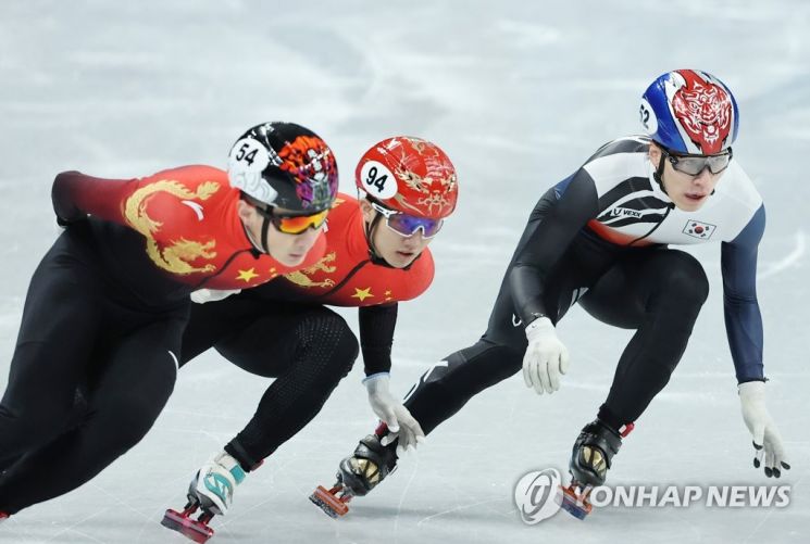 한국 쇼트트랙 대표팀 황대헌이 지난 7일 오후 중국 베이징 캐피탈 실내 경기장에서 열린 쇼트트랙 남자 1000m 준결승 경기에서 레이스를 펼치며 중국 리원룽(94번), 런쯔웨이를 피해 인코스로 파고 들고 있다. /사진=연합뉴스