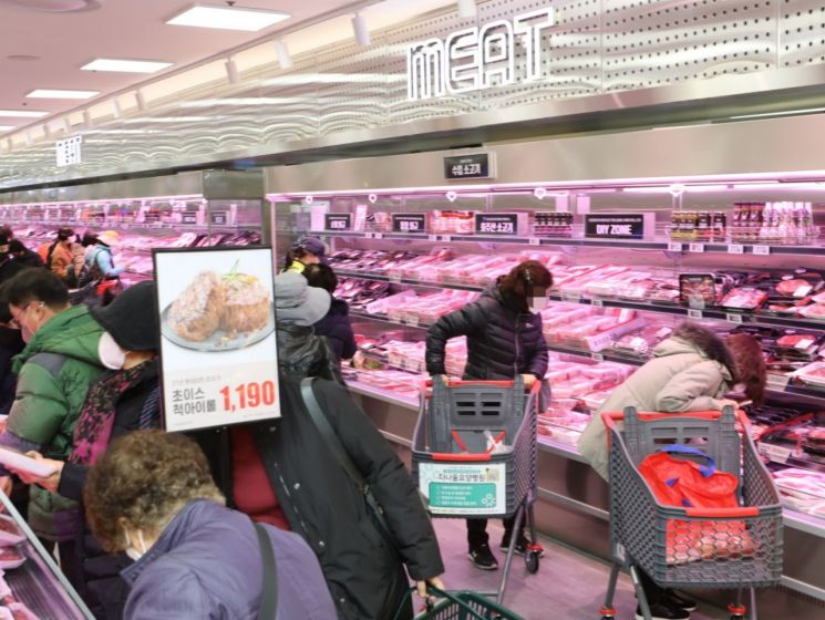 롯데마트, 밥상 물가안정 할인 행사…한우 최대 40% 할인 - 아시아경제