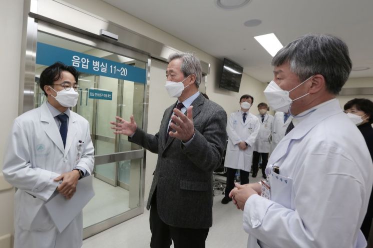 정몽준 아산사회복지재단 이사장(가운데)이 박승일 서울아산병원장(오른쪽), 김성한 감염관리센터장과 센터 건물을 살펴보고 있다.