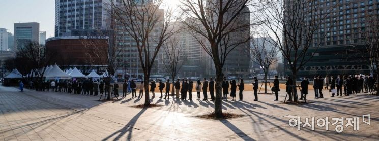 [포토]코로나19 확진자 하루새 1만명 넘게 증가