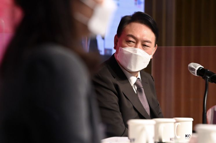 윤석열 국민의힘 대선 후보가 8일 서울 강남구 역삼동 한국과학기술회관에서 열린 '과학기술이 대한민국의 미래를 바꿉니다' 정책토론회에서 질문을 듣고 있다. [이미지출처=연합뉴스]