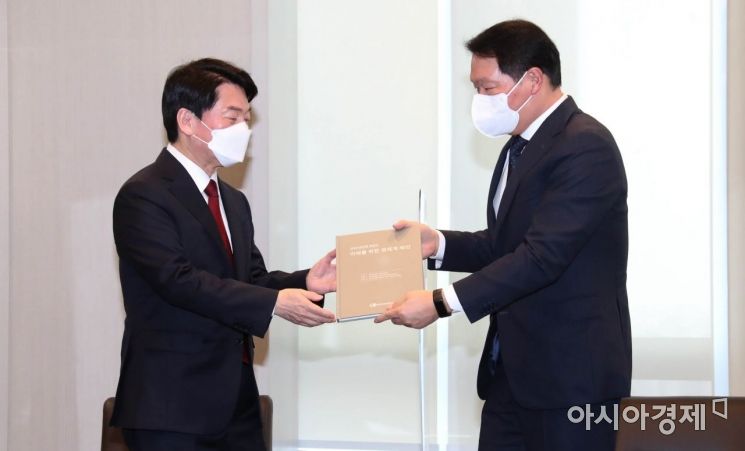 안철수 국민의당 대선후보가 9일 서울 중구 대한상공회의소에 열린 대선후보 초청 간담회에 참석, 간담회 시작에 앞서 최태원 회장으로 부터 미래를 위한 경제계 제언집을 받고 있다./윤동주 기자 doso7@
