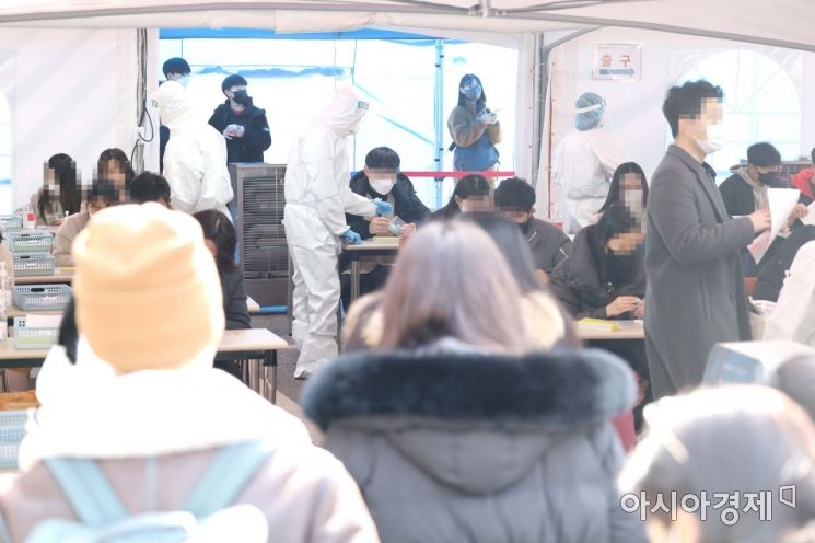 9일 서울 강남구보건소 코로나19 선별진료소에서 시민들이 직접 신속항원검사를 하고 있다. /문호남 기자 munonam@