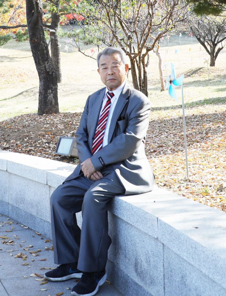동명대 캠퍼스 본관 아래 작은 공원에서 포즈를 취한 이주형 씨.