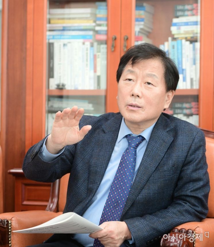 윤후덕 더불어민주당 선거대책위원회 정책본부장(사진)은 최근 아시아경제와 인터뷰에서 "양심적인 기준점으로 보고 책임있는 공약을 만들고 있다"고 밝혔다. / 윤동주 기자 doso7@