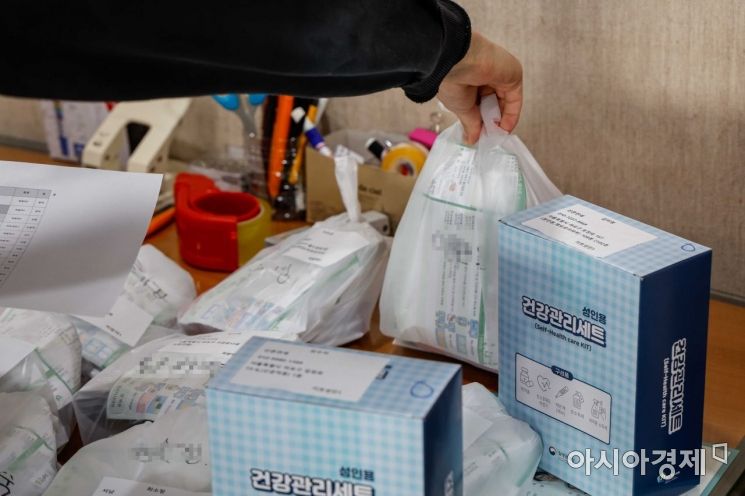 재택치료 체계 전환을 앞두고 있는 9일 서울의 한 구청에 마련된 재택치료전담팀에서 직원들이 재택치료자들에게 전달할 건강키트와 치료약을 분류하고 있다. /강진형 기자aymsdream@