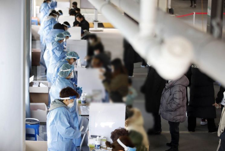 지난 3일 광주 북구 선별진료소에서 보건소 의료진들이 자가진단키트를 이용해 검사자들의 신속항원검사를 돕고 있다. [이미지출처=연합뉴스]
