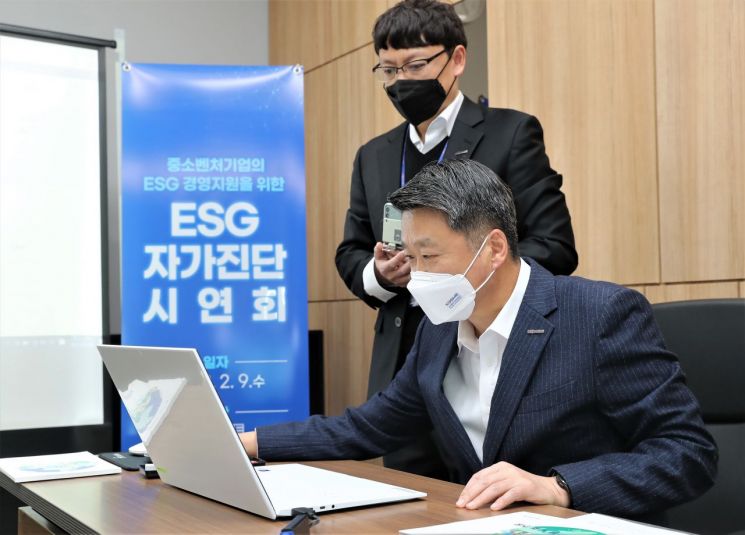 9일 김학도 이사장이 ESG 자가진단시스템 현황 점검을 위해 직접 자가진단을 수행하고 있다.