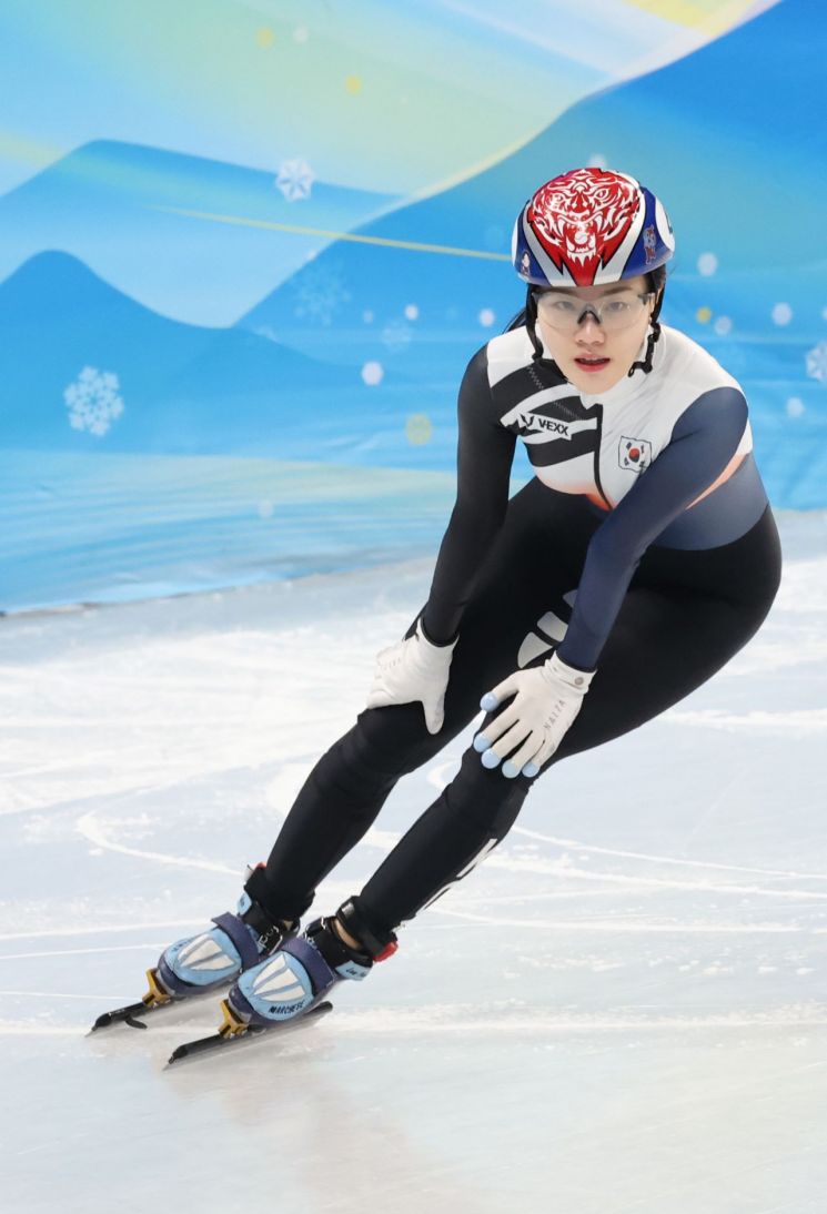 한국 쇼트트랙 대표팀 이유빈이 9일 오후 중국 베이징 캐피털 실내 경기장에서 열린 2022 베이징 동계올림픽 쇼트트랙 여자 1000m 예선 1조 경기에서 준준결승에 진출하고 있다. 사진=연합뉴스